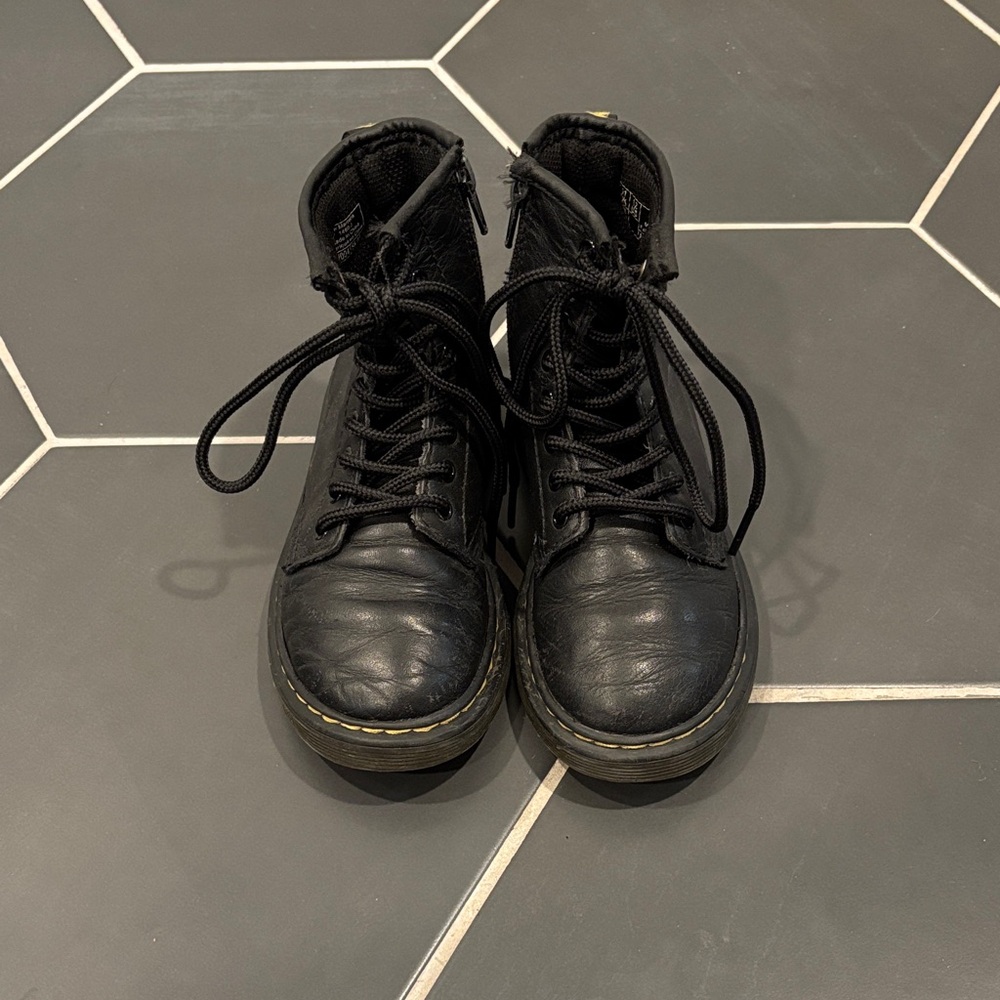 Classic Dr. Martens Kids 1460J black combat boots 🖤